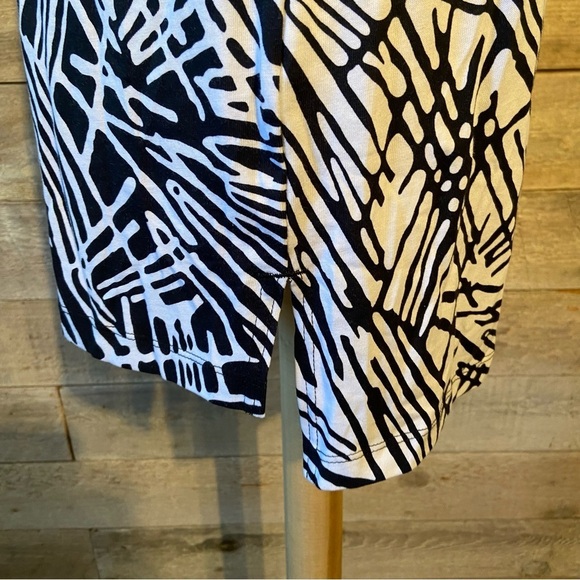 Nike  women’s white & black sleeveless shirt‎ in size small - Picture 6 of 10